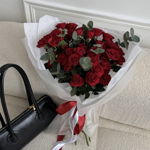 Букет червоних кущових троянд