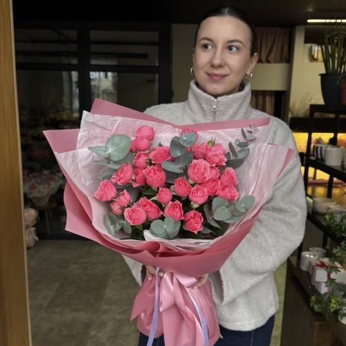 Букет рожевих кущових троянд