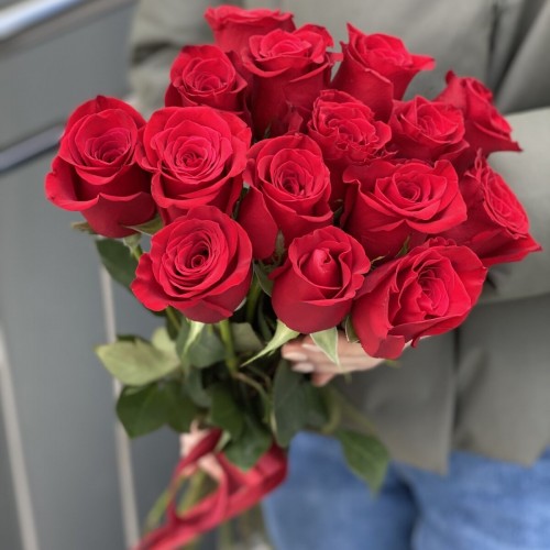 15 імпортних червоних троянд