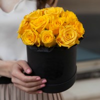 Коробка с оранжевыми розами SMALL